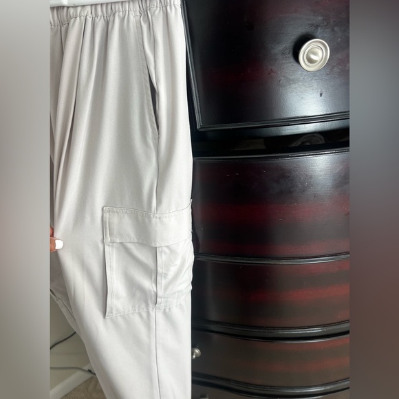 Vuori villa cargo joggers. Size smalll color stone - Picture 2 of 4